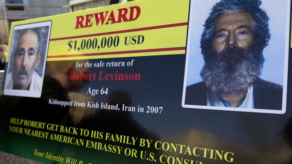 FBI poster showing a composite image of former FBI agent Robert Levinson, right, of how he would look like now after five years in captivity, and an image, left, taken from the video, released by his kidnappers, in Washington during a news conference - Sputnik International
