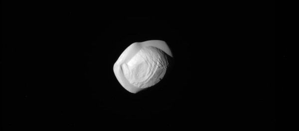 Cassini Reveals Strange Shape of Saturn's Moon Pan Cassini Reveals Strange Shape of Saturn's Moon Pan - Sputnik International