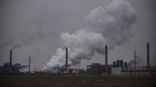 Smoke rises from the chemical plant in Avdiivka, eastern Ukraine (File) - Sputnik International