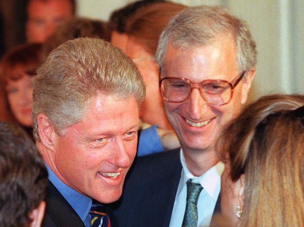 US President Bill Clinton (L) and presidential advisor Ira Magaziner (R) greet guests during an electronic commerce event 01 July at the White House in Washington, DC on July 1, 1997. Clinton hosted the event which promotes commerce on an international scale using the internet - Sputnik International