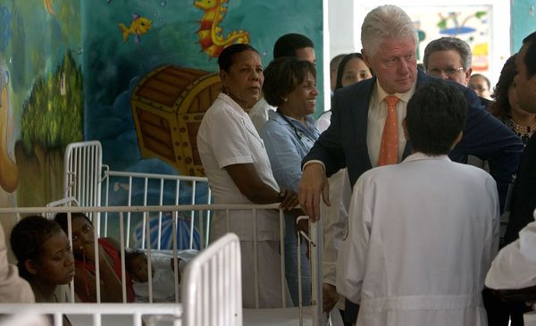 Former U.S. President Bill Clinton, right, talks with doctors during his visit with some patients with HIV/AIDS, at the Robert Reid Cabral hospital in Santo Domingo, Tuesday, July 17, 2007 - Sputnik International