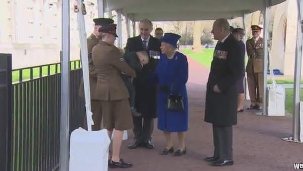 Toddler Throws Tantrum in Front of Queen Elizabeth - Sputnik International