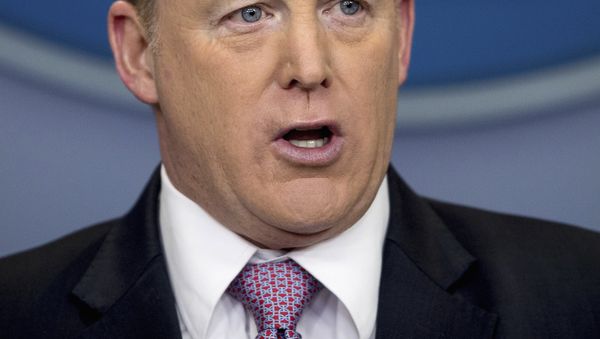 White House Press Secretary Sean Spicer speaks to media while his American flag lapel pin is upside down - Sputnik International
