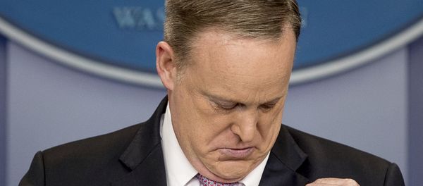 White House Press Secretary Sean Spicer speaks to media while his American flag lapel pin is upside down - Sputnik International