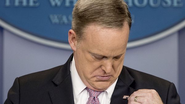 White House Press Secretary Sean Spicer speaks to media while his American flag lapel pin is upside down White House Press Secretary Sean Spicer speaks to media while his American flag lapel pin is upside down - Sputnik International