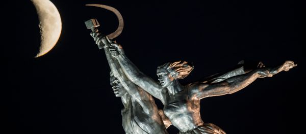Worker and Collective Farm Woman monument and waxing moon in Moscow - Sputnik International