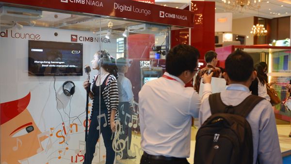 A visitor (L) sings a song at karaoke booth (File) - Sputnik International