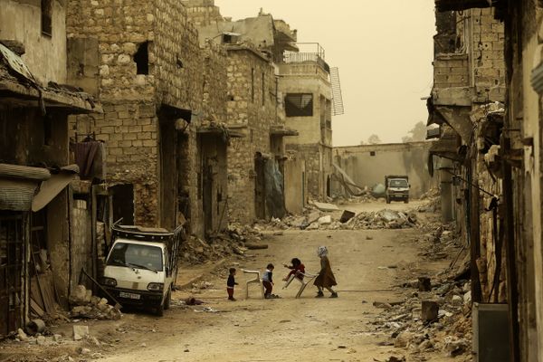 Syrian children play during a sandstorm in the Karm al-Jabal neighbourhood in the northern city of Aleppo on March 10, 2017 Syrian children play during a sandstorm in the Karm al-Jabal neighbourhood in the northern city of Aleppo on March 10, 2017 - Sputnik International