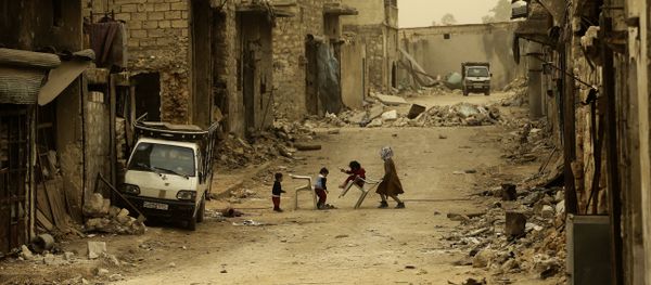 Syrians children play during a sandstorm in the once rebel held Karm al-Jabal neighbourhood in the northern city of Aleppo on March 10, 2017 Syrians children play during a sandstorm in the once rebel held Karm al-Jabal neighbourhood in the northern city of Aleppo on March 10, 2017 - Sputnik International