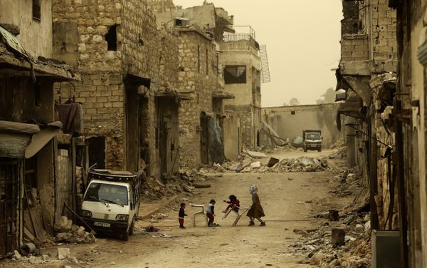 Syrians children play during a sandstorm in the once rebel held Karm al-Jabal neighbourhood in the northern city of Aleppo on March 10, 2017 - Sputnik International