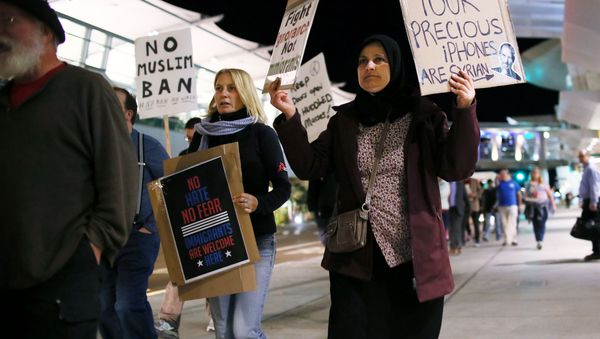 Protesters chant during a rally against the travel ban at San Diego International Airport on March 6, 2017 in San Diego, California Protesters chant during a rally against the travel ban at San Diego International Airport on March 6, 2017 in San Diego, California - Sputnik International