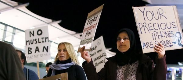 Protesters chant during a rally against the travel ban at San Diego International Airport on March 6, 2017 in San Diego, California - Sputnik International