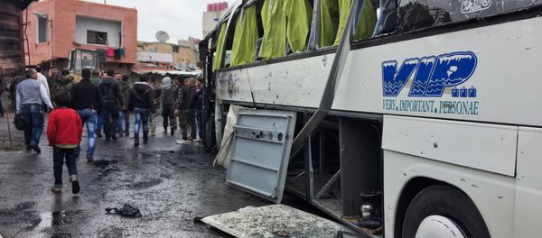 People inspect the damage at the site of an attack by two suicide bombers in Damascus, Syria March 11, 2017 - Sputnik International