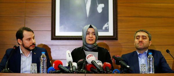 Turkey's Family and Social Affairs Minister Fatma Betul Sayan Kaya (C) speaks during a news conference at Ataturk International airport in Istanbul, Turkey, March 12, 2017. - Sputnik International