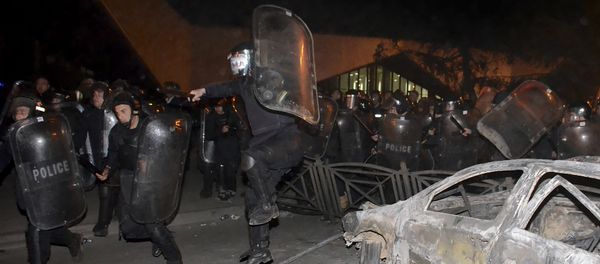 Riot police advance towards protesters during riots in the Georgian Black Sea port of Batumi, early Sunday, March 12, 2017. - Sputnik International