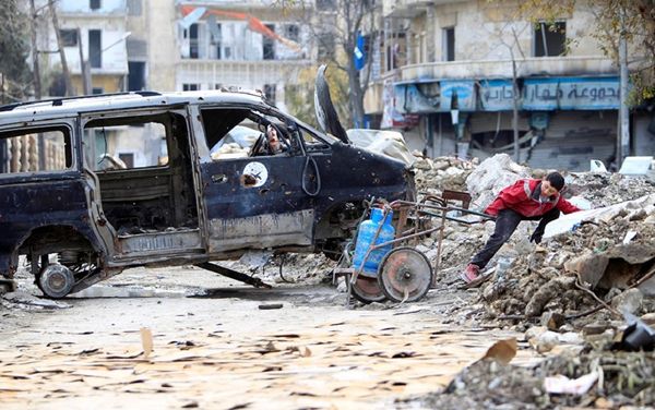 A Syrian child pulls a plastic crate carrying water bottle the one of the street in Aleppo - Sputnik International