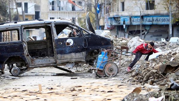 A Syrian child pulls a plastic crate carrying water bottle at the one of the street in Aleppo - Sputnik International
