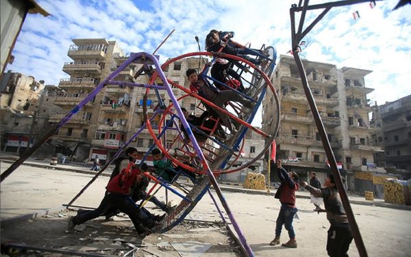Syrian children play at the one of the street in Aleppo - Sputnik International