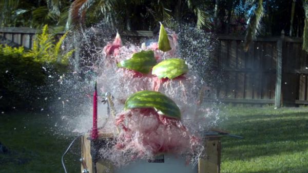 What happens when you put 20,000 volts into a Watermelon? - Sputnik International