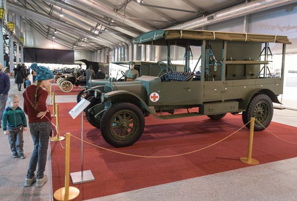 Old and Fashioned: Nicholas II Vintage Cars on Display in Moscow Old and Fashioned: Nicholas II Vintage Cars on Display in Moscow - Sputnik International