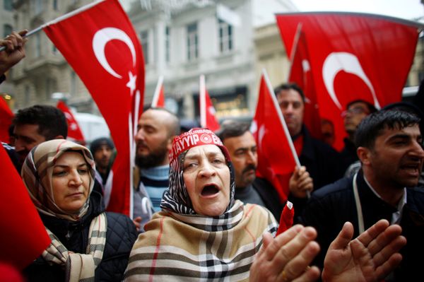 People shout slogans during a protest in front of the Dutch Consulate in Istanbul, Turkey, March 12, 2017. People shout slogans during a protest in front of the Dutch Consulate in Istanbul, Turkey, March 12, 2017. - Sputnik International