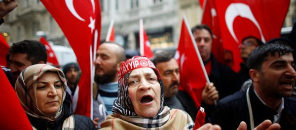 People shout slogans during a protest in front of the Dutch Consulate in Istanbul, Turkey, March 12, 2017. - Sputnik International