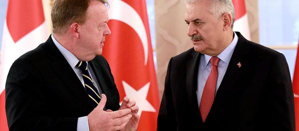 Picture taken on December 10, 2016 shows Turkish Prime Minister Binali Yildirim (R) speaking with his Danish counterpart Lars Lokke Rasmussen after a press conference following their meeting at the Cankaya Palace in Ankara. - Sputnik International