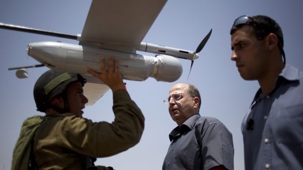 In this July 9, 2013 file photo, an Israeli soldier holds up a Skylark I (Rochev Shamayim) unmanned drone as part of a demonstration for Israel's Defense Minister Moshe Yaalon, center, in an urban warfare army training facility, near Zeelim, southern Israel. - Sputnik International