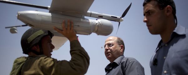 In this July 9, 2013 file photo, an Israeli soldier holds up a Skylark I (Rochev Shamayim) unmanned drone as part of a demonstration for Israel's Defense Minister Moshe Yaalon, center, in an urban warfare army training facility, near Zeelim, southern Israel. - Sputnik International