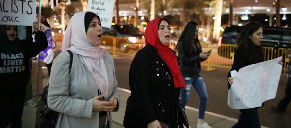 Protesters chant during a rally against travel ban at San Diego International Airport in San Diego, California - Sputnik International