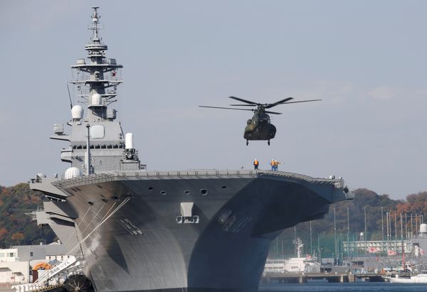 A helicopter lands on the Izumo, Japan Maritime Self Defense Force's (JMSDF) helicopter carrier, at JMSDF Yokosuka base in Yokosuka - Sputnik International
