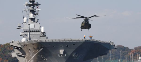 A helicopter lands on the Izumo, Japan Maritime Self Defense Force's (JMSDF) helicopter carrier, at JMSDF Yokosuka base in Yokosuka - Sputnik International