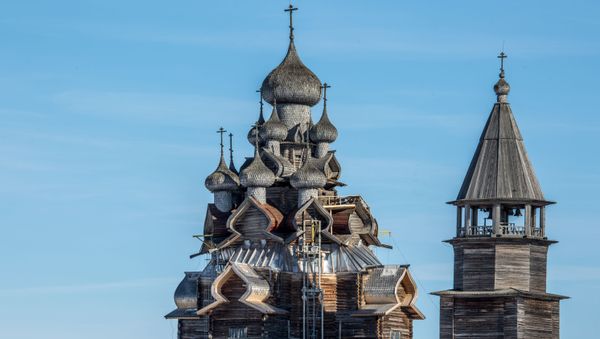 The Church of the Transfiguration and the bell tower of Kizhi churchyard in the open-air museum “Kizhi”. - Sputnik International