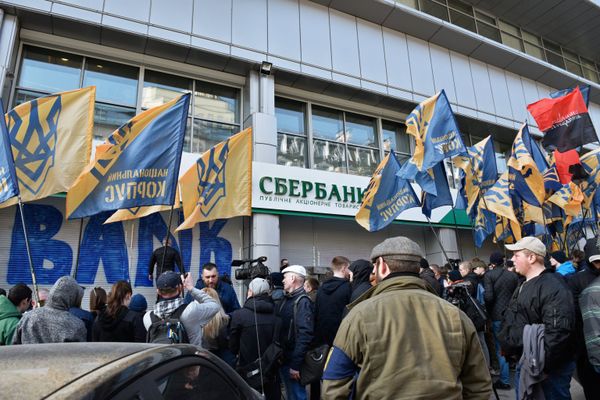 Radicals outside Russia's Sberbank central Kiev office. The radicals walled up some windows and the entrance of the office with concrete blocks. Radicals outside Russia's Sberbank central Kiev office. The radicals walled up some windows and the entrance of the office with concrete blocks. - Sputnik International