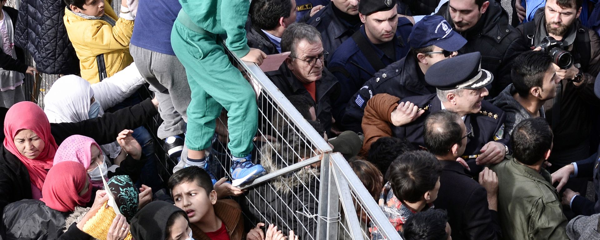 Migrants block the entrance of the Hellinikon camp in Athens in protest at poor living conditions on February 6, 2017 Migrants block the entrance of the Hellinikon camp in Athens in protest at poor living conditions on February 6, 2017 - Sputnik International, 1920, 19.08.2021