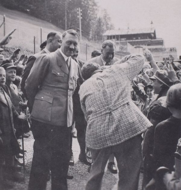 A smiling Hitler surrounded by schoolchildren at the Berghof - Sputnik International