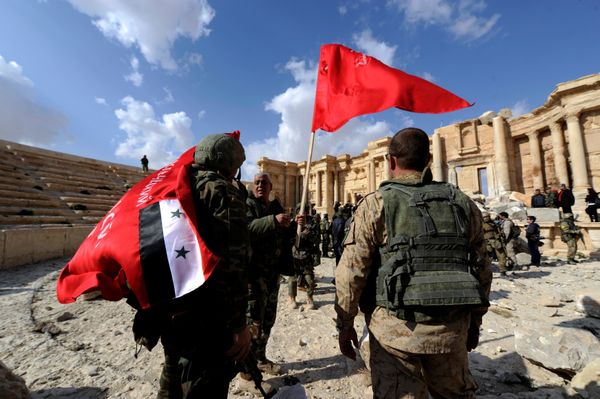 Syrian army soldiers carry flags in the amphitheater of the historic city of Palmyra, Syria March 4, 2017. Syrian army soldiers carry flags in the amphitheater of the historic city of Palmyra, Syria March 4, 2017. - Sputnik International