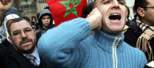 Demonstrators wave a  Moroccan flag during at Dam Square in Amsterdam, the Netherlands, Saturday, Feb, 11, 2006. - Sputnik International