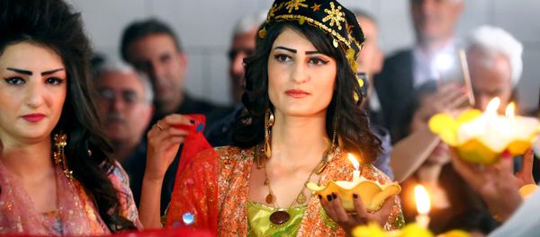Syrian-Kurdish women model traditional Kurdish attire during a fashion show in the northeastern Syrian city of Qamishli on March 10, 2017, which coincides with the Day of Kurdish Clothing. - Sputnik International