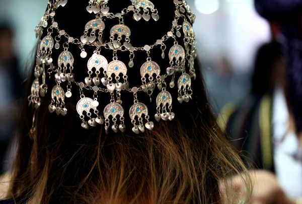 A Syrian-Kurdish model showcases a headpiece made out of silver jewelry with blue stones. A Syrian-Kurdish model showcases a headpiece made out of silver jewelry with blue stones. - Sputnik International