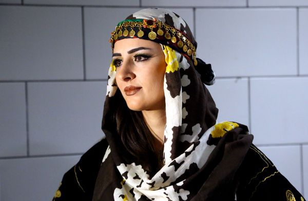 A Syrian-Kurdish female model wears a black and white headscarf with a gold headpiece on top. A Syrian-Kurdish female model wears a black and white headscarf with a gold headpiece on top. - Sputnik International