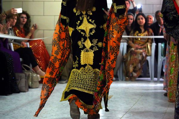 A Syrian-Kurdish model wears traditional Kurdish attire during a fashion show in the northeastern Syrian city of Qamishli. A Syrian-Kurdish model wears traditional Kurdish attire during a fashion show in the northeastern Syrian city of Qamishli. - Sputnik International