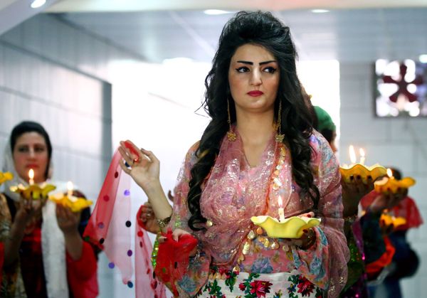 Syrian-Kurdish model wears a pink floral patterned long gown with daggling gold earrings. Syrian-Kurdish model wears a pink floral patterned long gown with daggling gold earrings. - Sputnik International