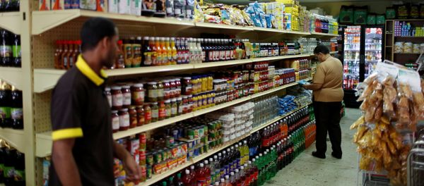 People look for groceries and goods at a supermarket in Caracas, Venezuela March 9, 2017. - Sputnik International