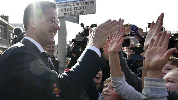 Dutch Prime Minister Mark Rutte gives 'high five' to children after casting his vote for the Dutch general election in The Hague, Netherlands, Wednesday, March 15, 2017 - Sputnik International