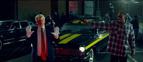Snoops trains a gun on a clown dressed as Donald Trump in a new music. Snoops trains a gun on a clown dressed as Donald Trump in a new music. - Sputnik International