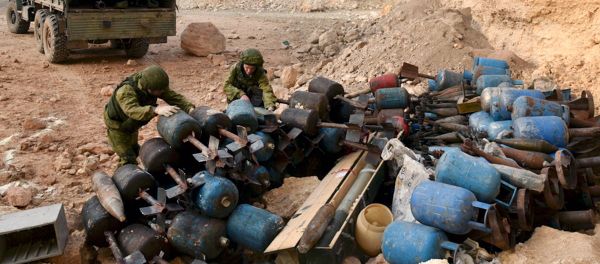 Russian combat engineers defuse explosive devices in Aleppo's residential areas Russian combat engineers defuse explosive devices in Aleppo's residential areas - Sputnik International