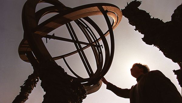 A tourist inspects the New Armilla, an instrument made in 1774 A.D. by the Qing Dynasty, designed primarily for measuring true solar time as well as right ascension difference and declination of celestial bodies, at the Ancient Beijing Observatory 20 February, which is one of the oldest in the world - Sputnik International