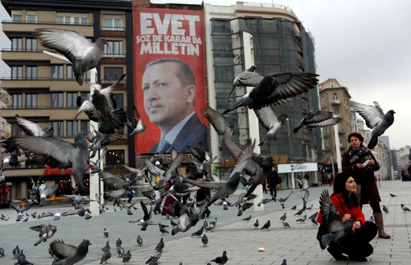 A campaign banner for the upcoming referendum with the picture of Turkish President Tayyip Erdogan is seen on Taksim square in central Istanbul, Turkey March 15, 2017. - Sputnik International