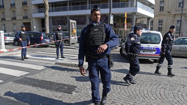 French Police officers secure the scene near the Paris offices of the International Monetary Fund (IMF) on March 16, 2017 in Paris, after a letter bomb exploded in the premises French Police officers secure the scene near the Paris offices of the International Monetary Fund (IMF) on March 16, 2017 in Paris, after a letter bomb exploded in the premises - Sputnik International